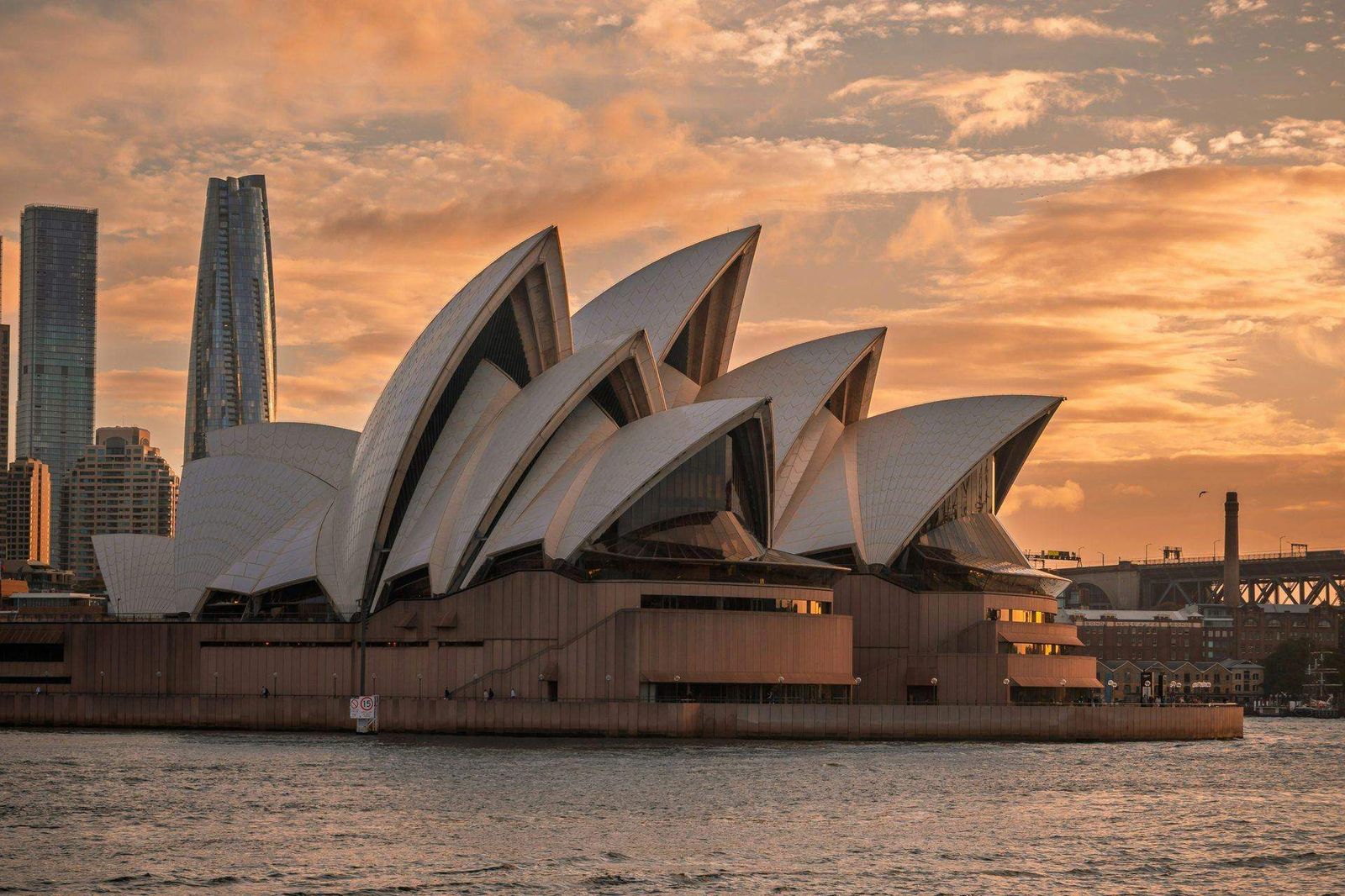 黄金时段的澳大利亚城市天际线